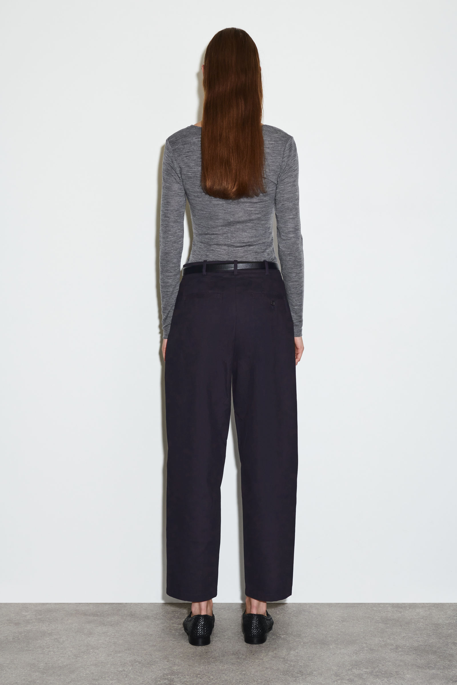 BARREL-LEG COTTON CHINOS バレルレッグコットンチノ ネイビー｜COS