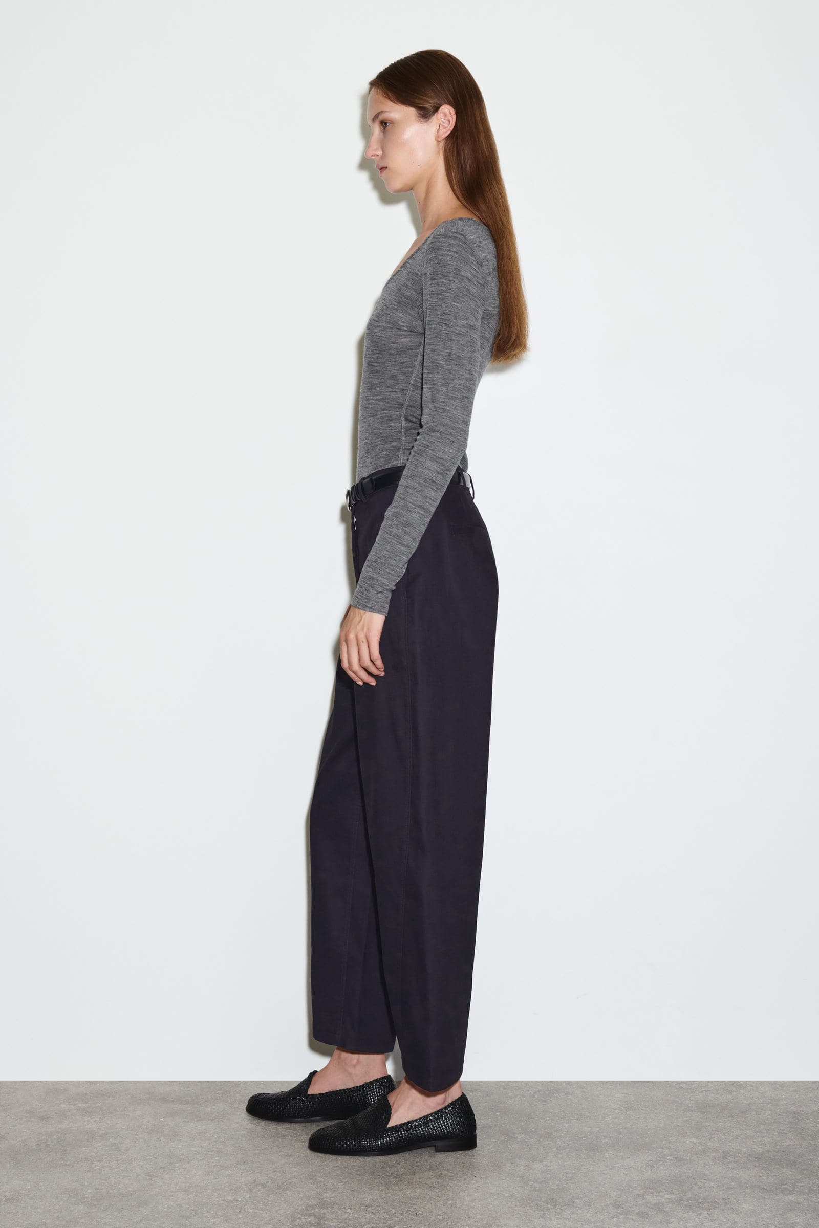【新品未使用】COS バレルレッグコットンチノ 34 BARREL-LEG COTTON CHINOS バレルレッグコットンチノ ネイビー｜COS