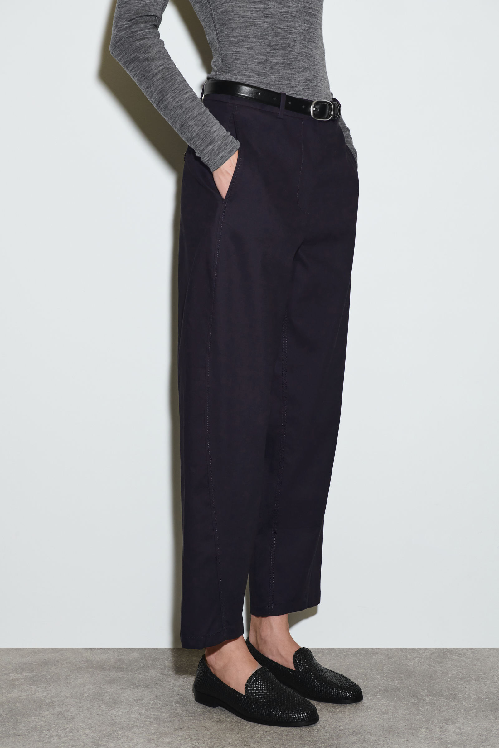 【新品未使用】COS バレルレッグコットンチノ 34 BARREL-LEG COTTON CHINOS バレルレッグコットンチノ ネイビー｜COS