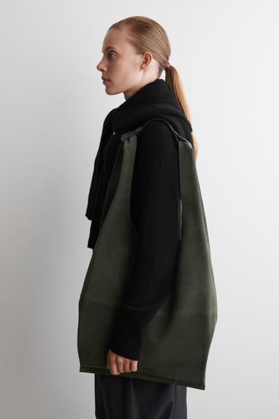 COS スラウチートート - スエード