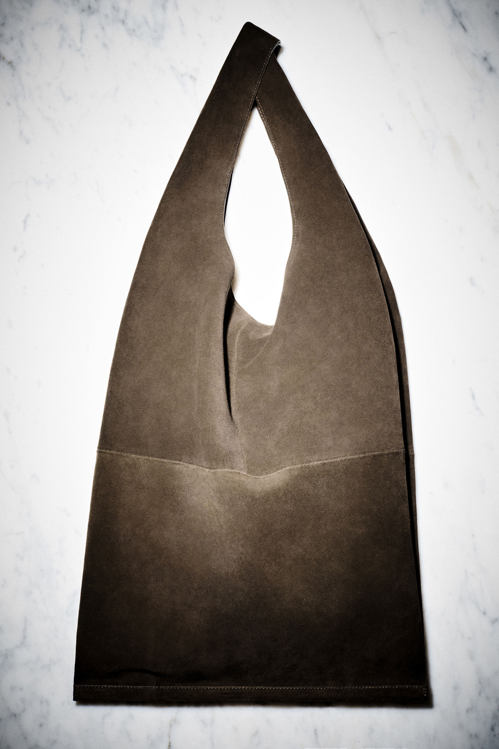 SLOUCHY TOTE - SUEDE スラウチートート - スエード チョコレート｜COS