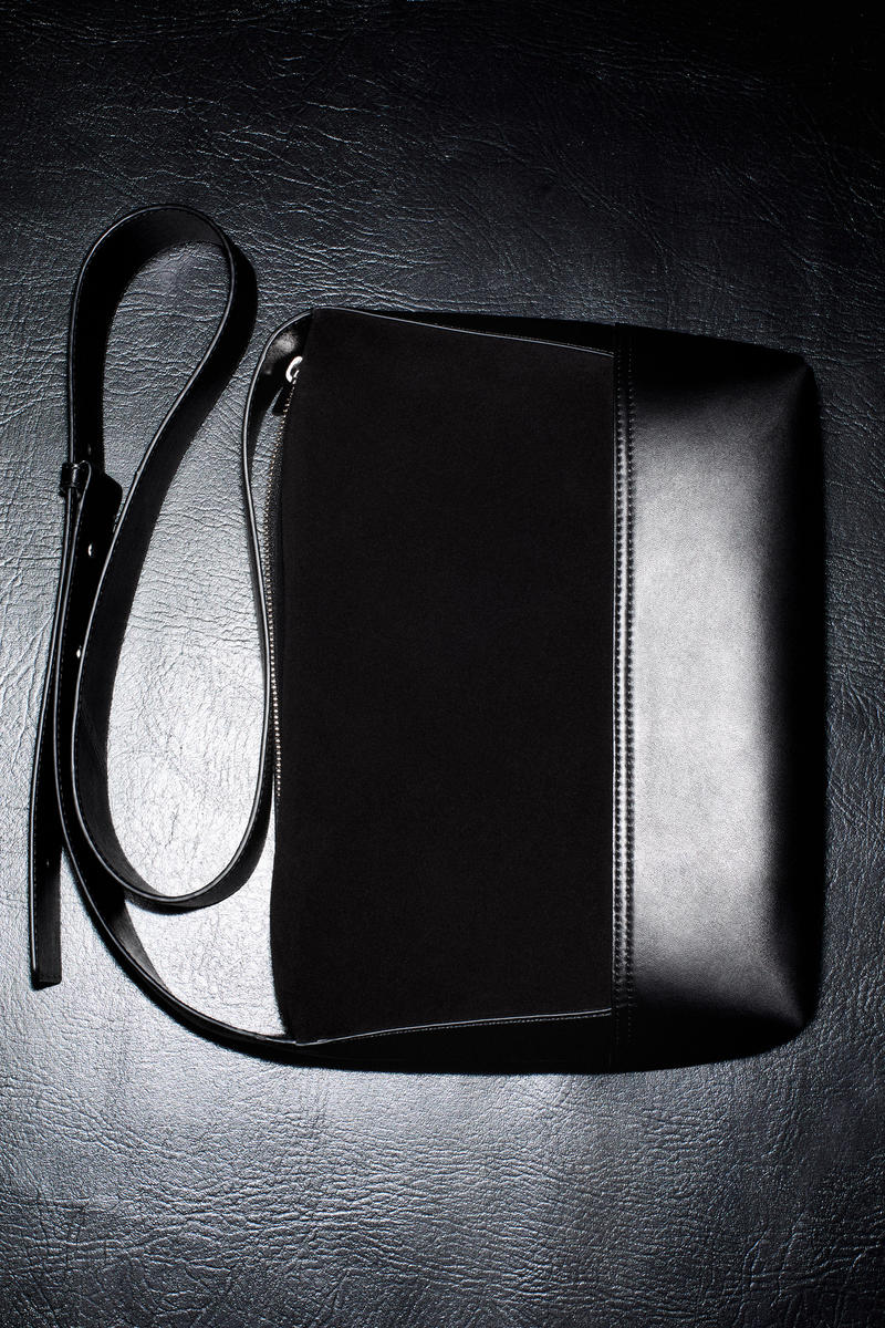 COS ブラックレザー ショルダーバッグ 両手が空く【COS（コス）】のショルダーバッグは普段使いに最適