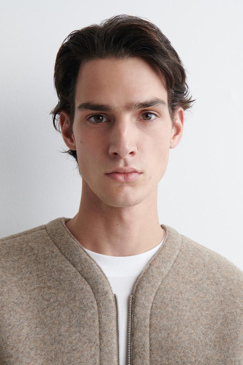 COS オーバーサイズフェルトスキューバジップアップカーディガン