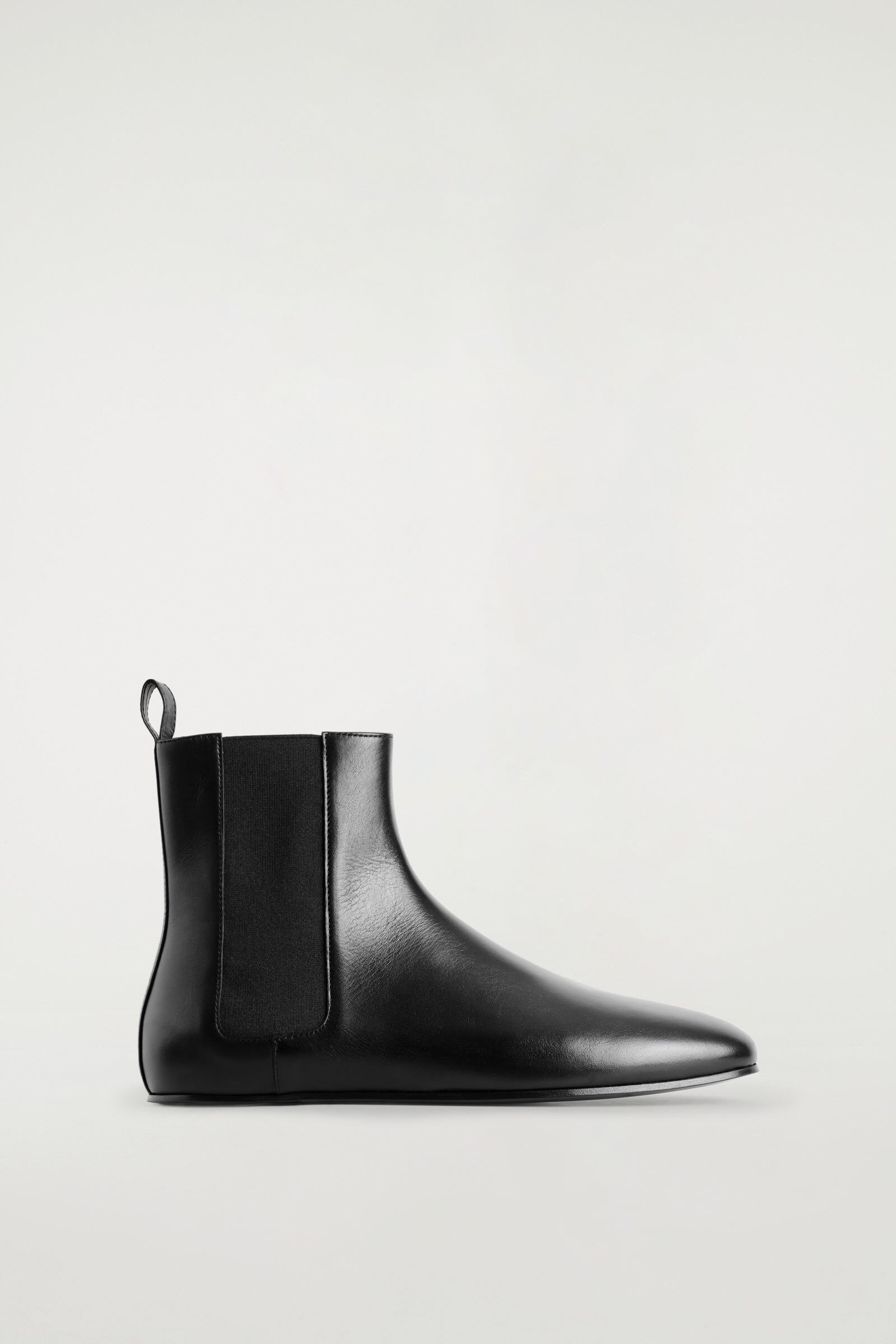 SLIM LEATHER BOOTS スリムレザーブーツ カーボン｜COS コス 公式 