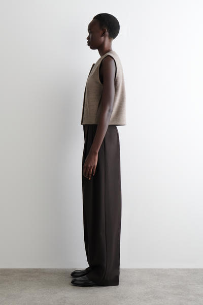 COS ボイルドメリノウールベスト