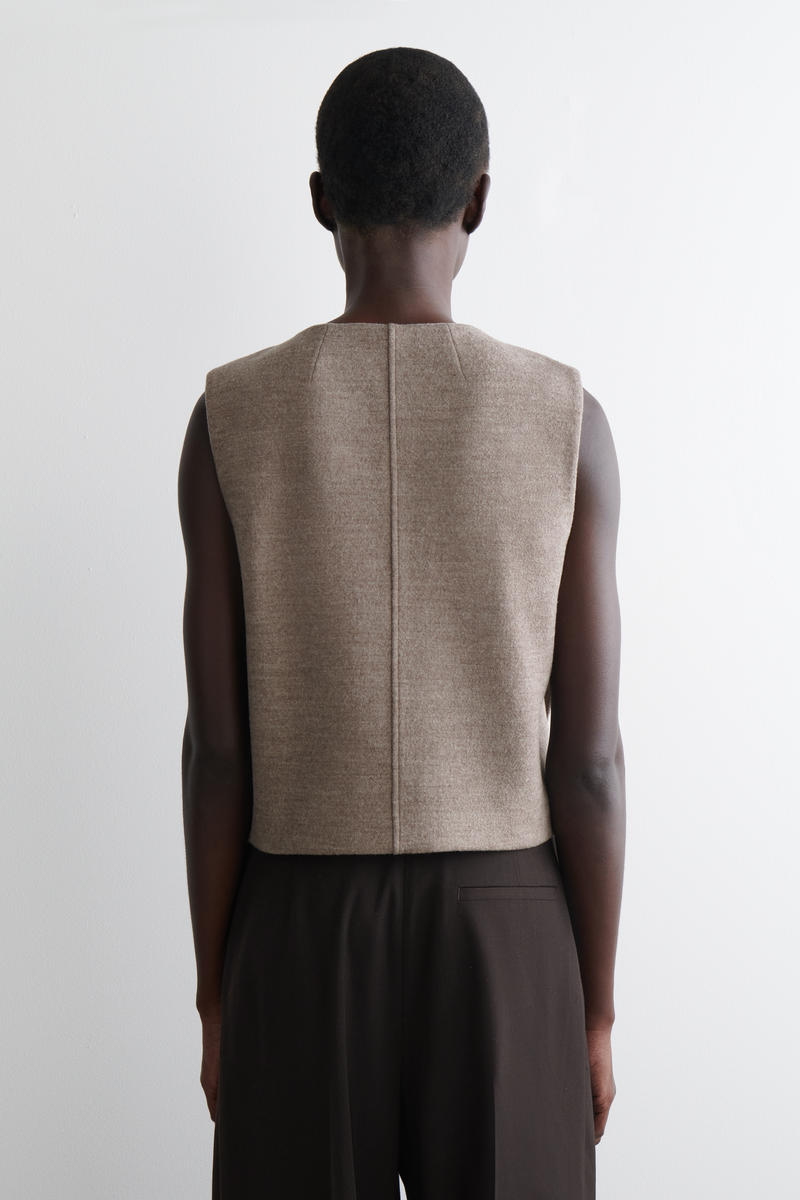COS ボイルドメリノウールベスト