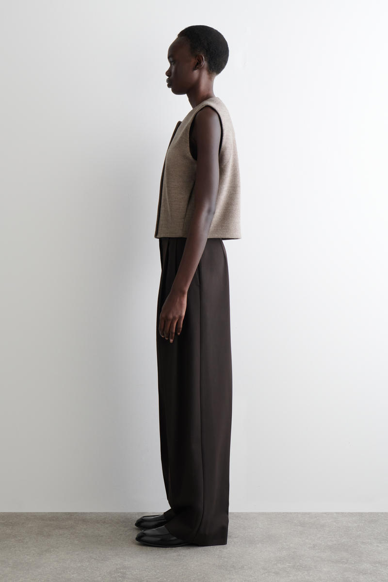 COS ボイルドメリノウールベスト