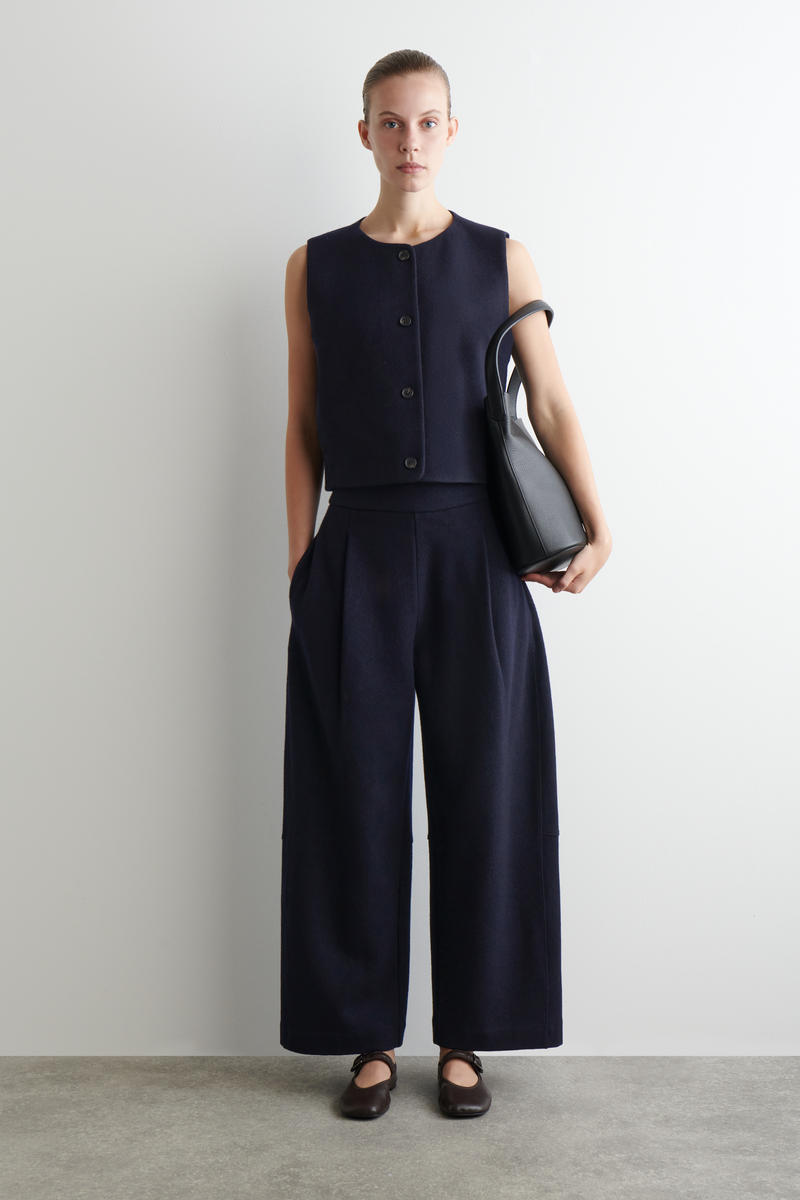 COS ボイルドメリノウールベスト