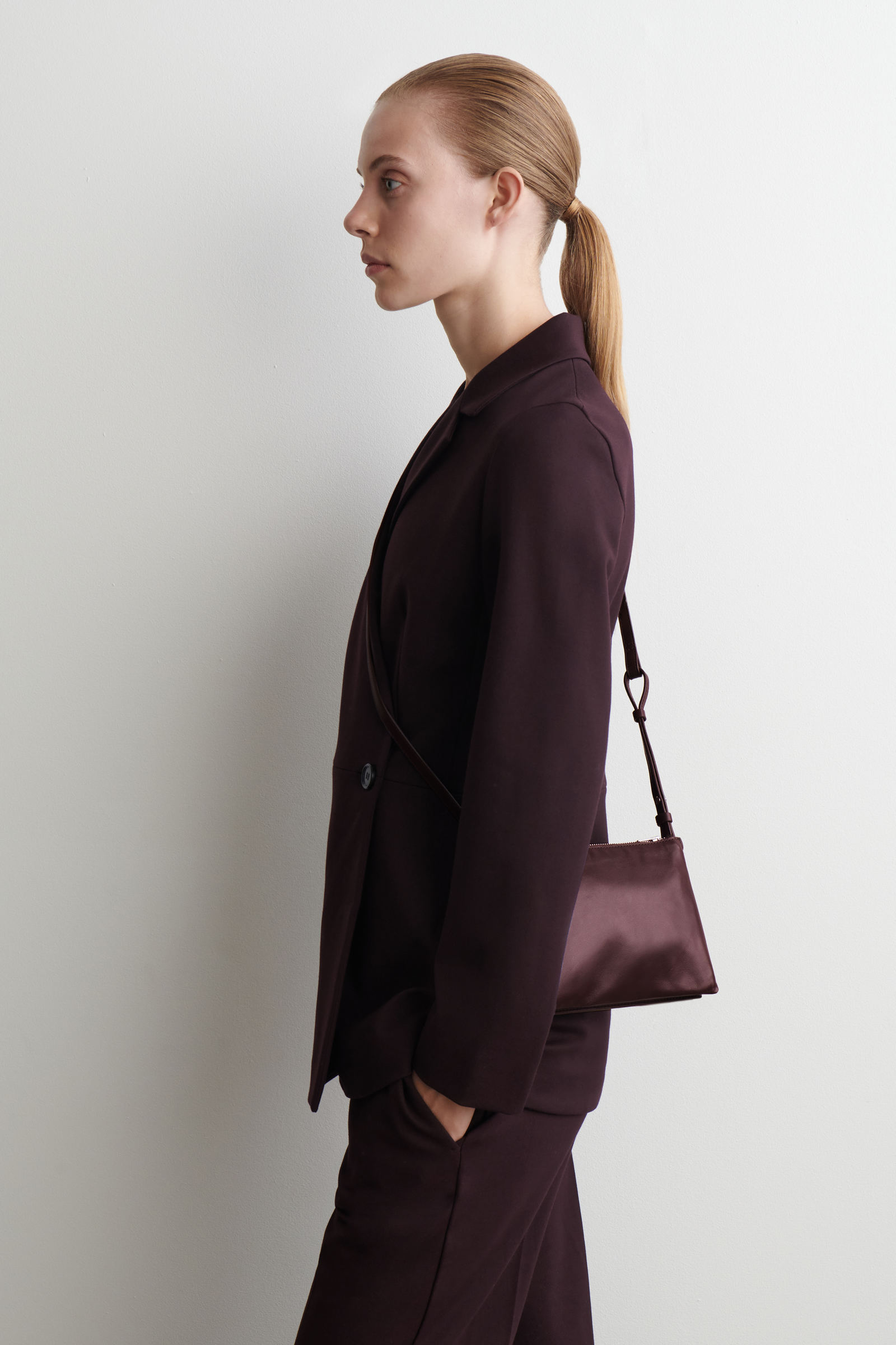 TROVE CROSSBODY BAG - LEATHER TROVEクロスボディバッグ - レザー