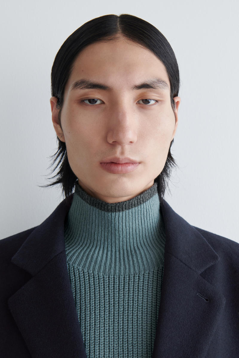 COS コントラストカラーのメリノウールセーター