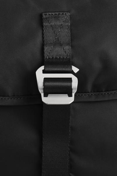 COS パシュート クロスボディバッグ - ナイロン