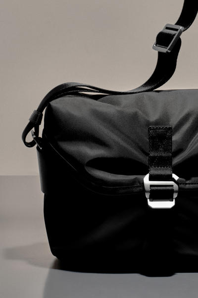 COS パシュート クロスボディバッグ - ナイロン