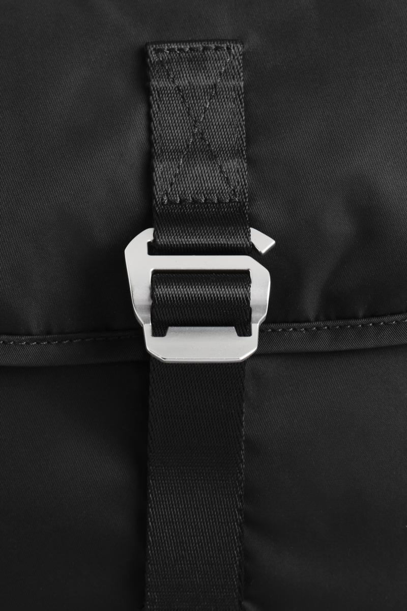 COS パシュート クロスボディバッグ - ナイロン