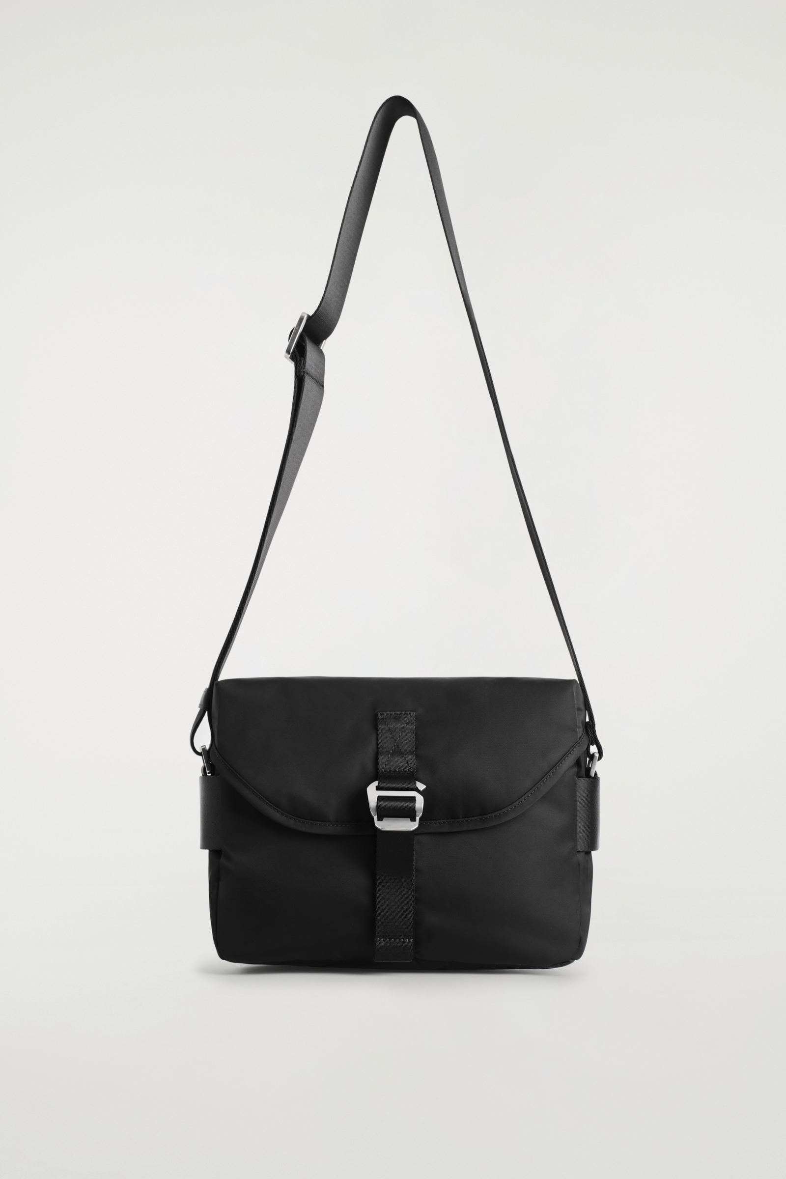 【限定値下げ】COS クロスボディバッグ　本革　ユニセックス PLINTH CROSSBODY BAG - LEATHER PLINTH レザー クロスボディバッグ