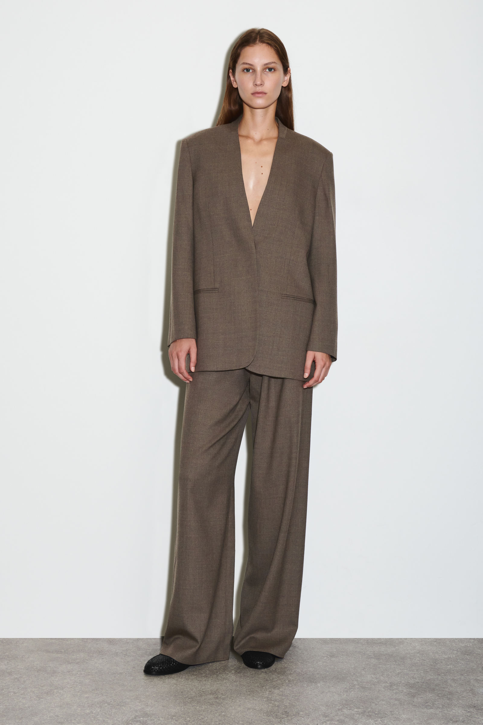 コス　COS ドレープオープンバックブレザー　ジャケット DRAPED OPEN-BACK BLAZER ドレープオープンバックブレザー｜COS