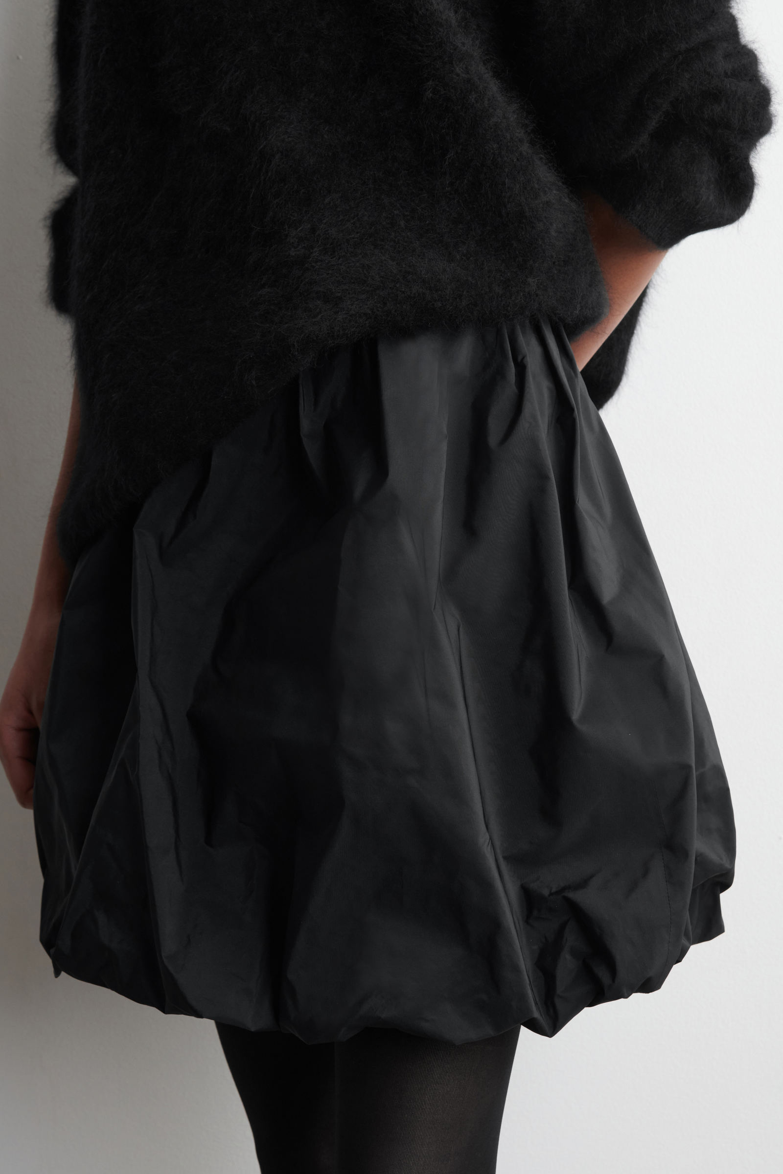 BUBBLE-HEM MINI SKIRT バブルヘムミニスカート|COS コス 公式 BUBBLE-HEM MINI SKIRT バブルヘムミニスカート|COS コス 公式