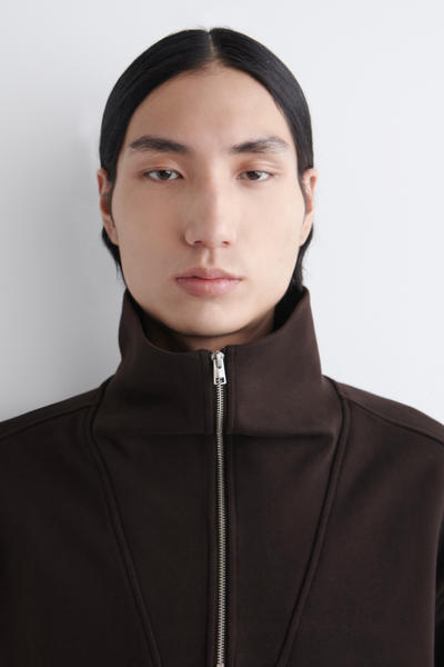 COS ファネルネックジップアップセーター