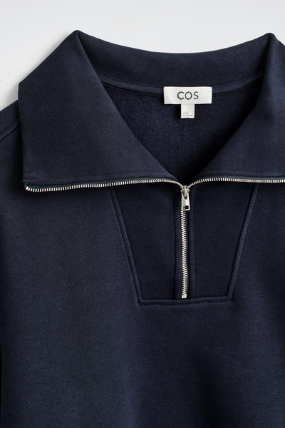 COS ファネルネックジップアップセーター