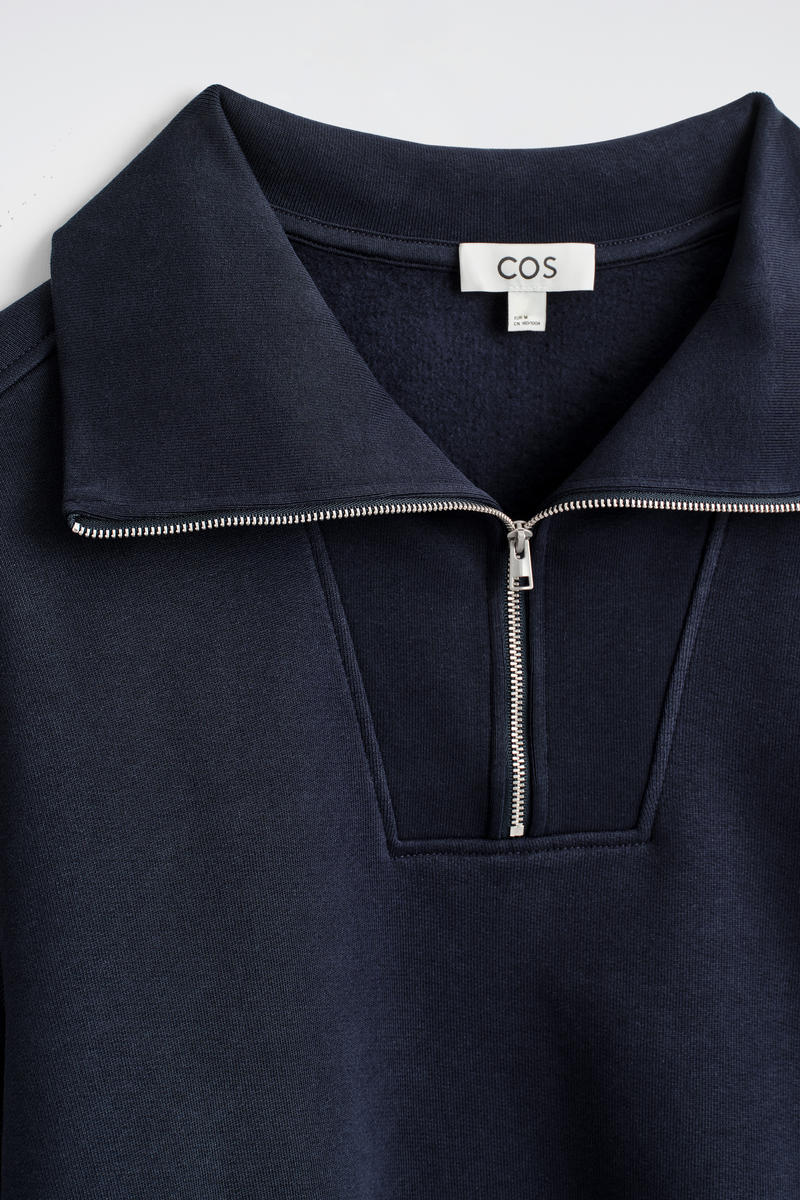 COS ファネルネックジップアップセーター