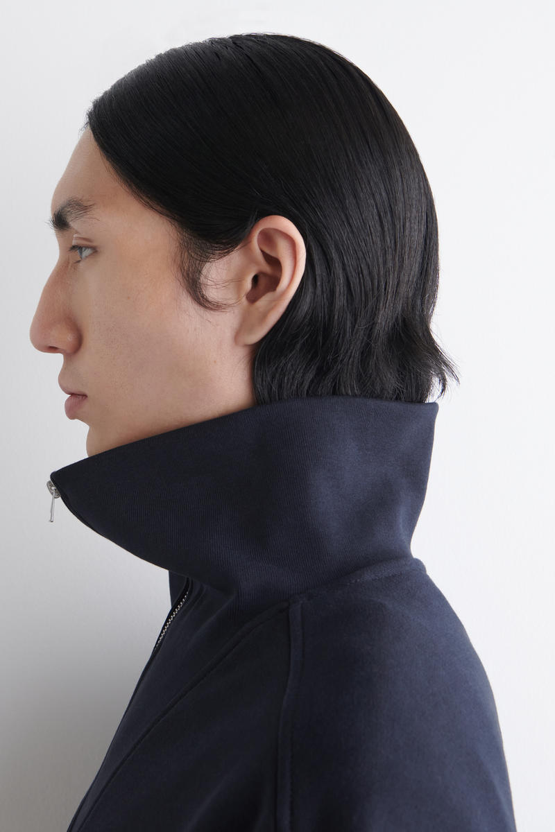 COS ファネルネックジップアップセーター