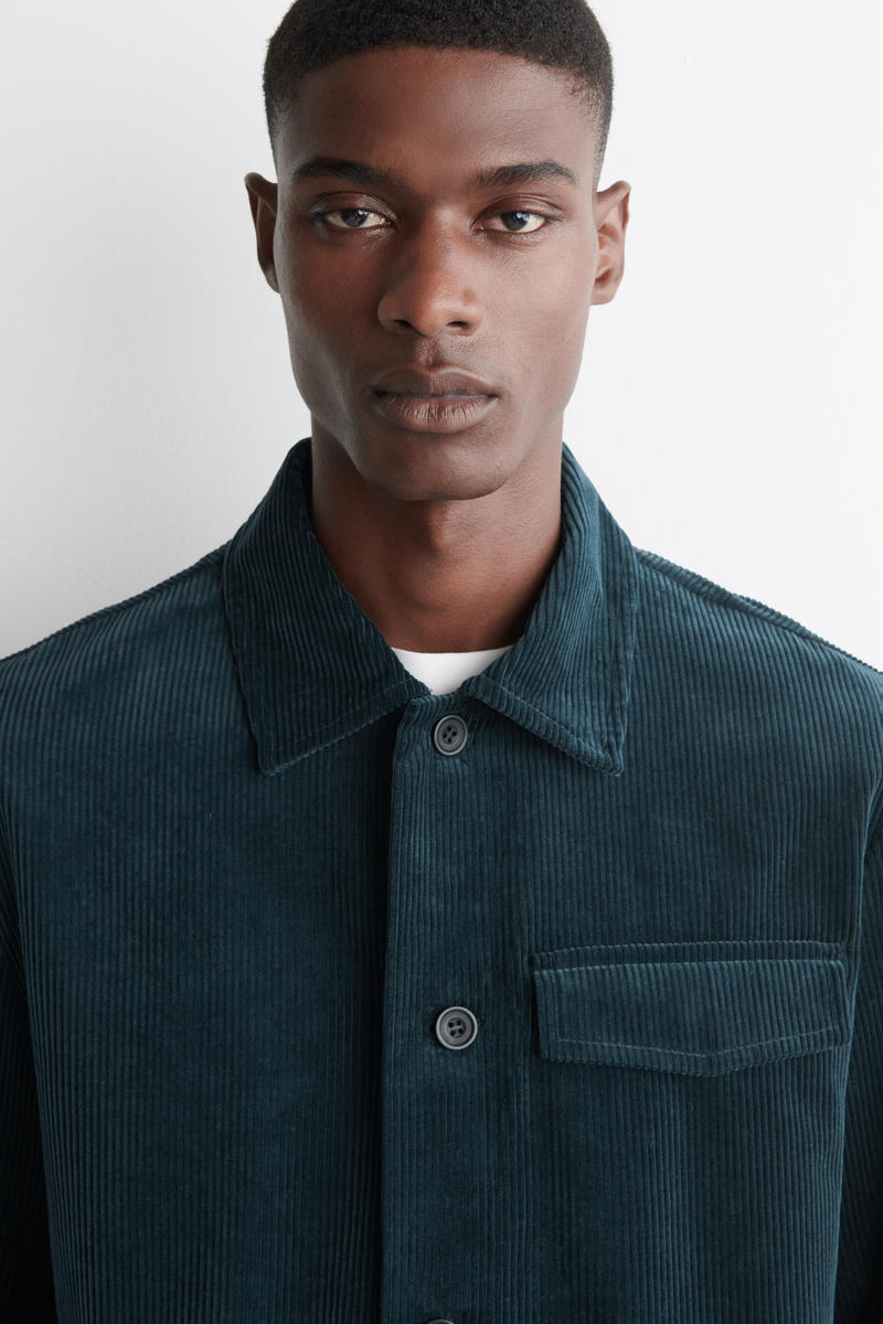 COS 綿コーデュロイオーバーシャツ