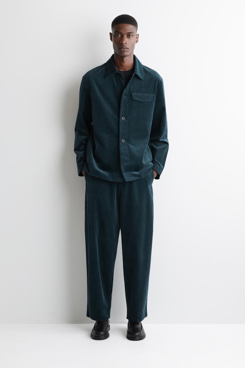 COS 綿コーデュロイオーバーシャツ