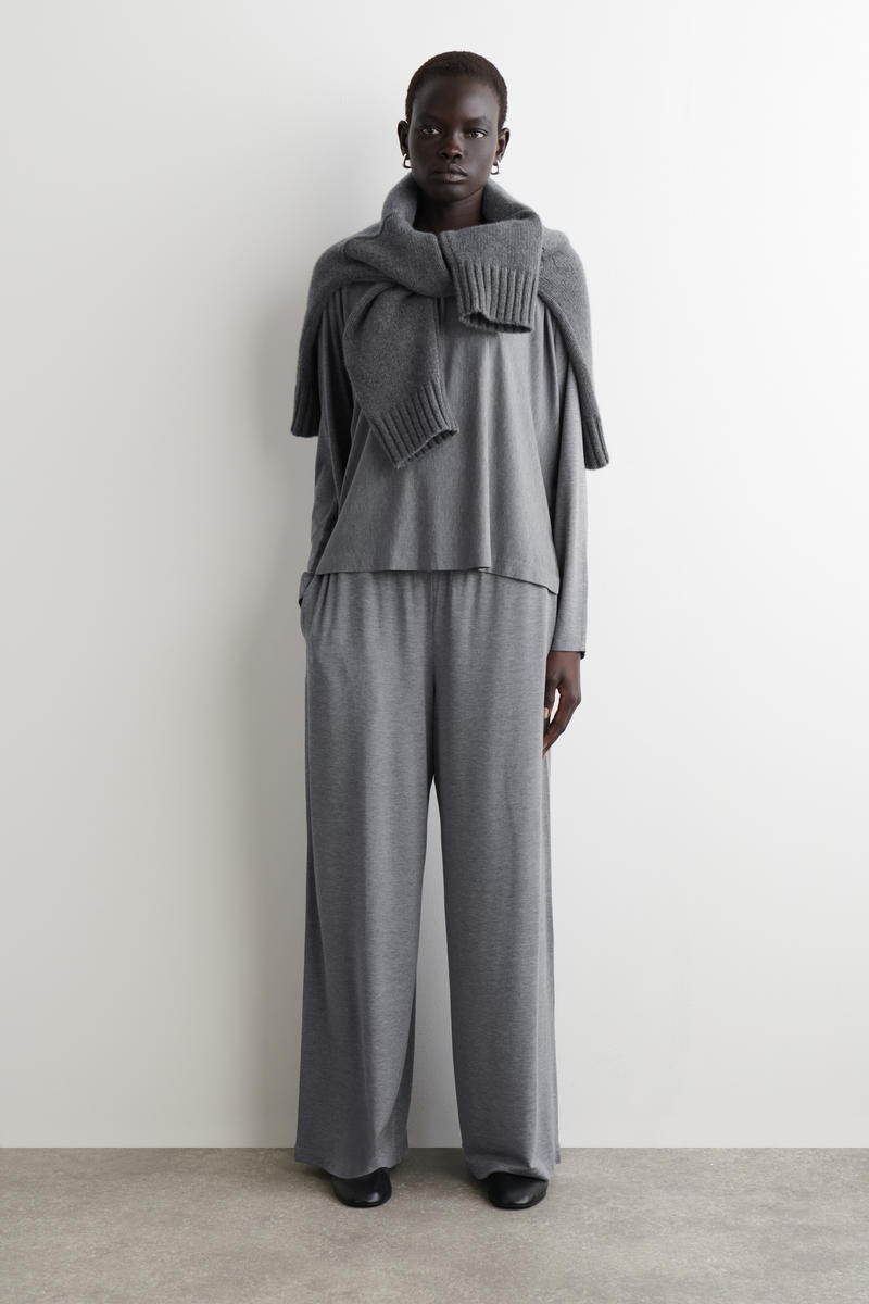 COS フルイドジャージーロングスリーブトップ