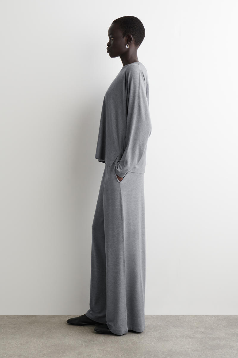 COS フルイドジャージーロングスリーブトップ