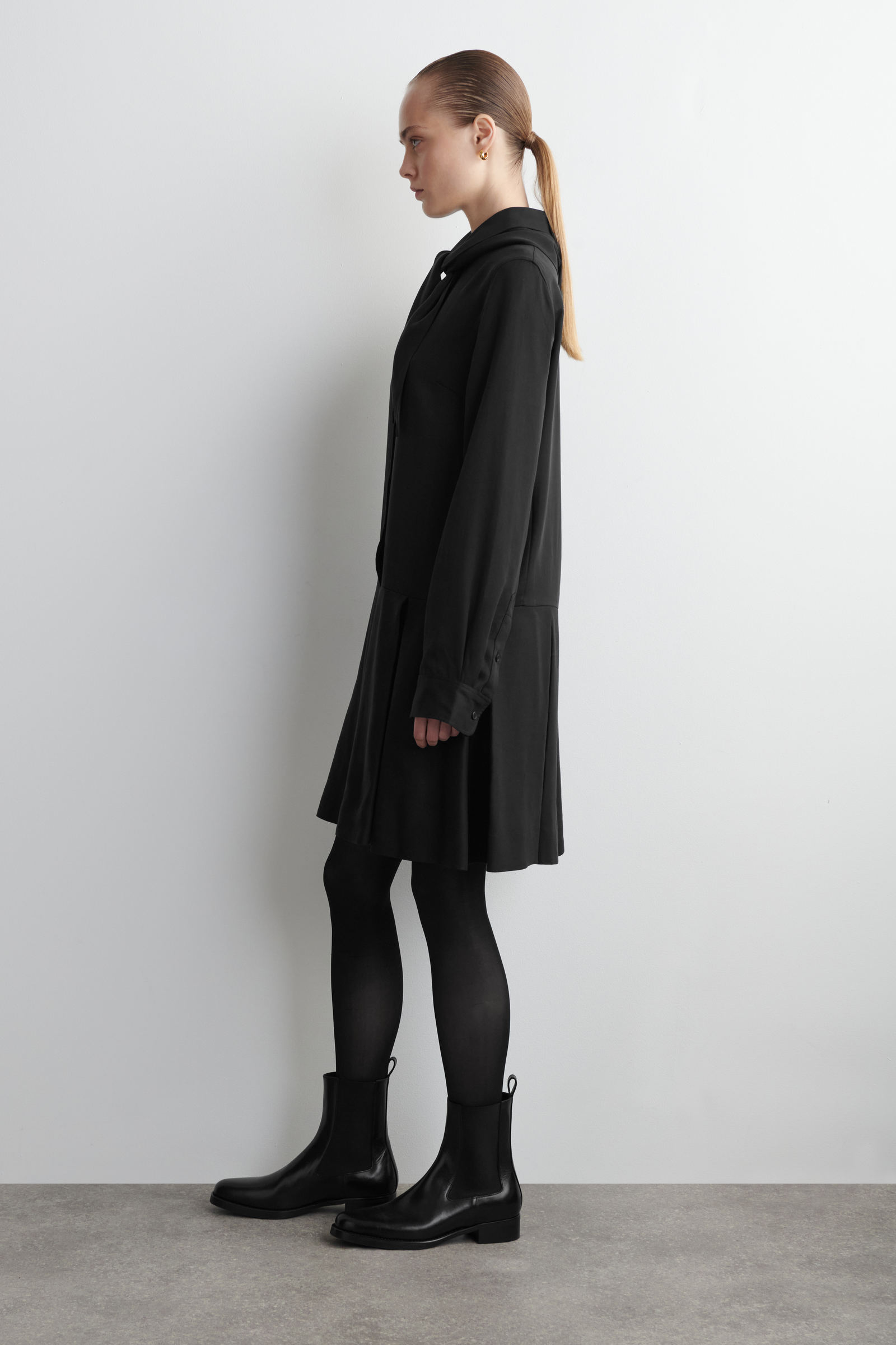 最終値下げ:COS スカーフディテールドロップウエストミニドレス ブラック SCARF-DETAIL DROPPED-WAIST MINI DRESS スカーフディテールドロップド