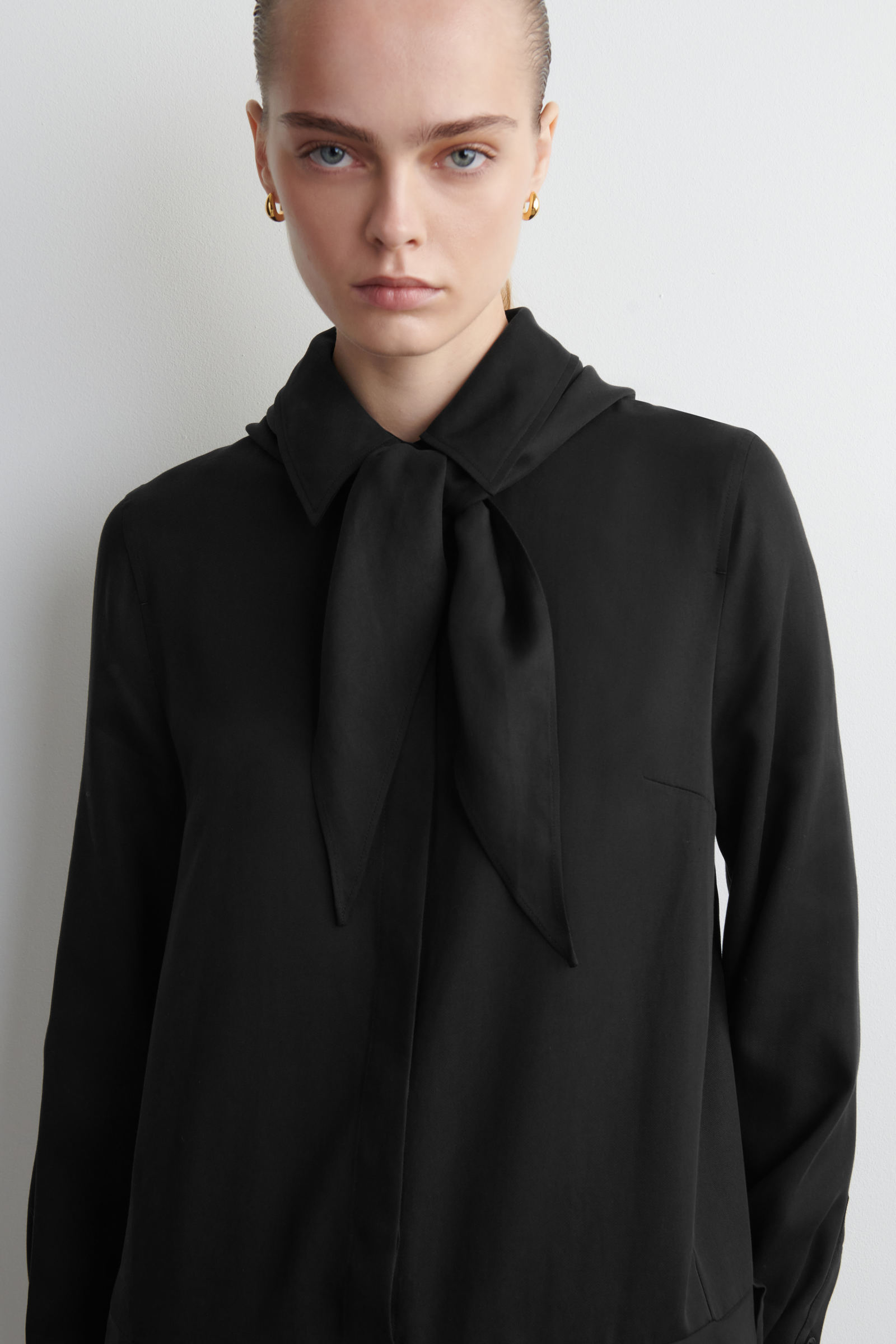 最終値下げ:COS スカーフディテールドロップウエストミニドレス ブラック SCARF-DETAIL DROPPED-WAIST MINI DRESS スカーフディテールドロップド