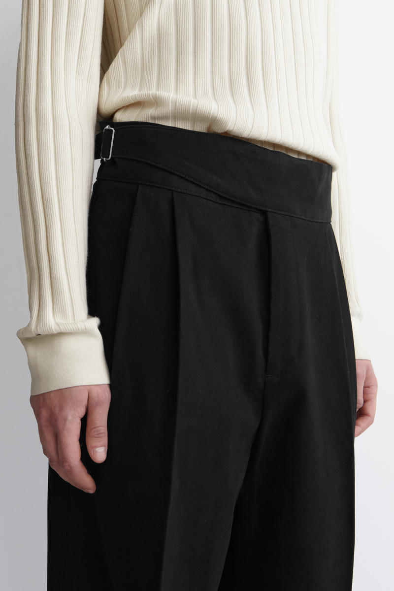 BELT-DETAIL PLEATED WIDE-LEG TROUSERS ベルトディテールプリーツ
