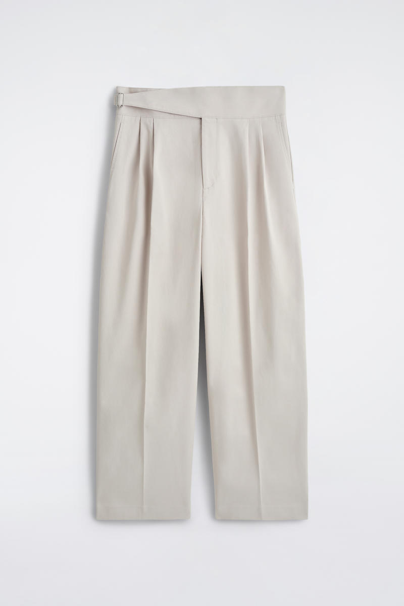 BELT-DETAIL PLEATED WIDE-LEG TROUSERS ベルト付きプリーツ