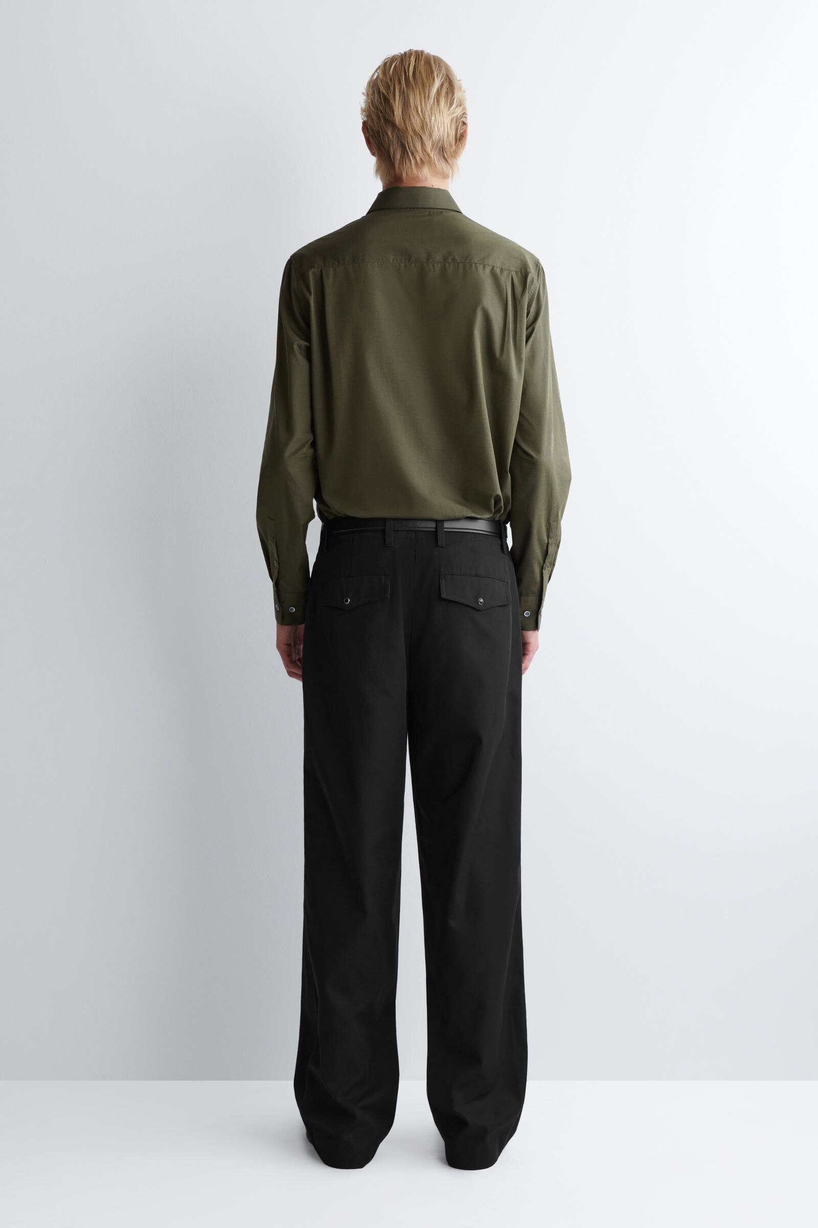 PLEATED WIDE-LEG TROUSERS プリーツワイドレッグパンツ ブラック｜COS