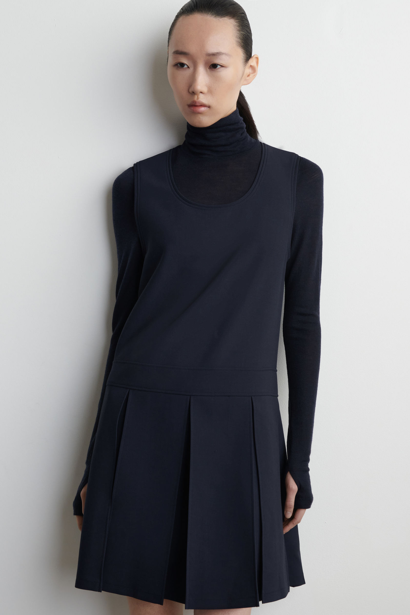 SLEEVELESS PLEATED MIDI DRESS ノースリーブプリーツミディドレス