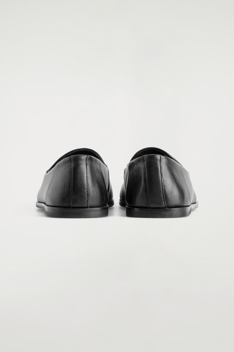 COS クラシックレザーローファー