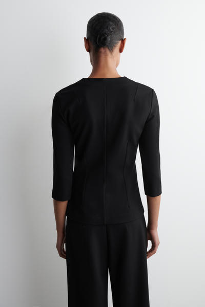 COS ジャージーVネックトップ