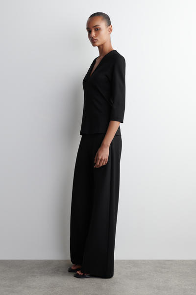 COS ジャージーVネックトップ