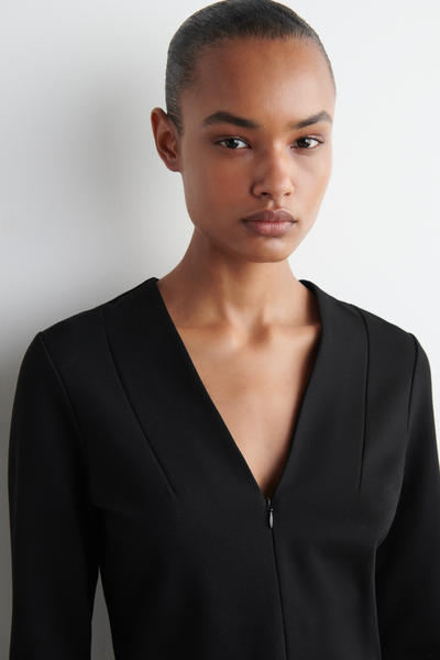 COS ジャージーVネックトップ