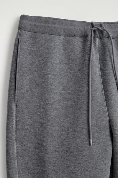 COS スキューババレルレッグジョガーパンツ