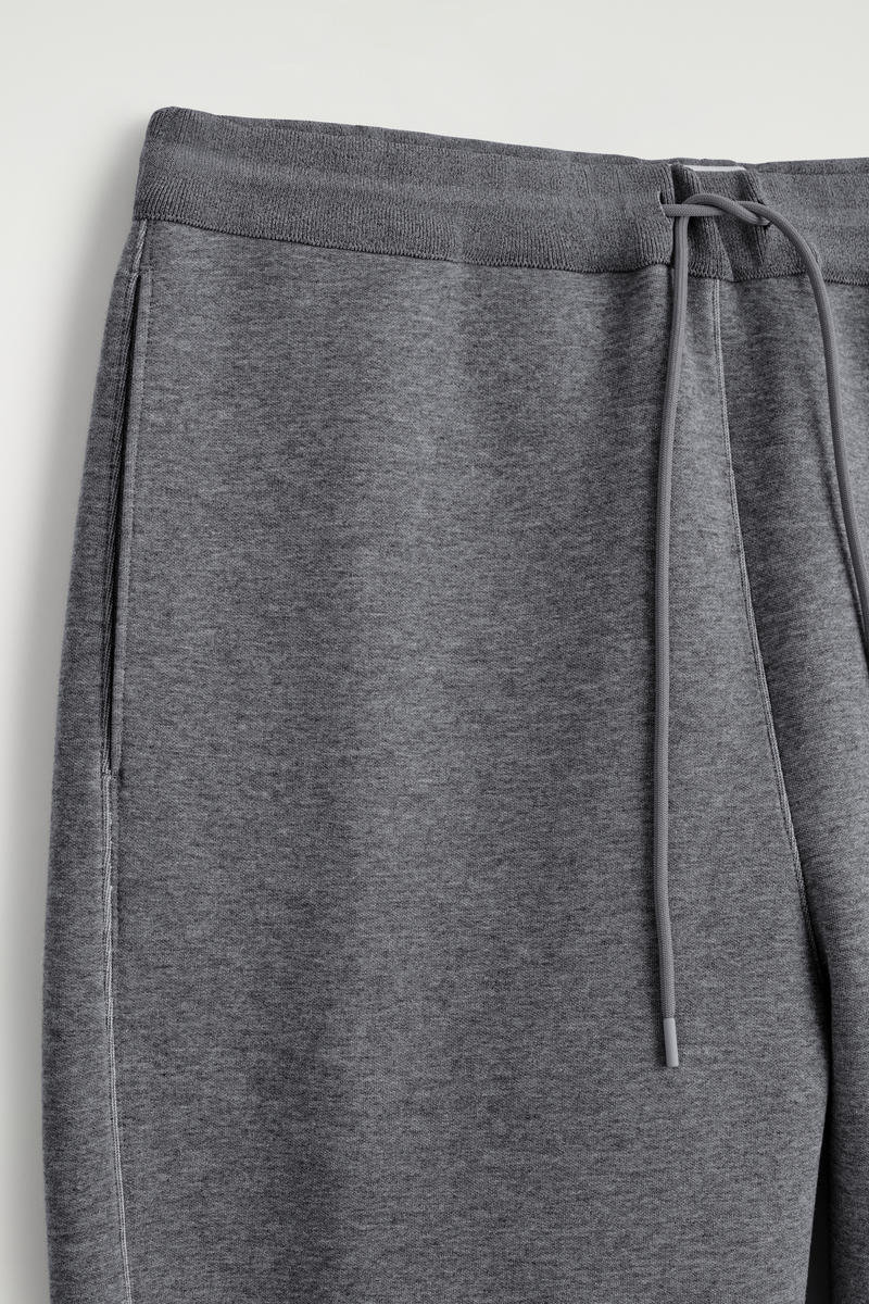 COS スキューババレルレッグジョガーパンツ