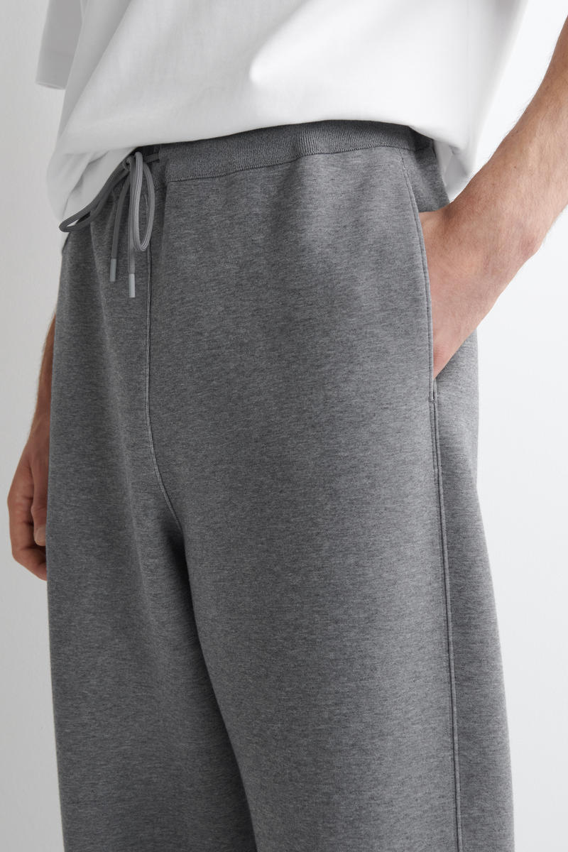 COS スキューババレルレッグジョガーパンツ