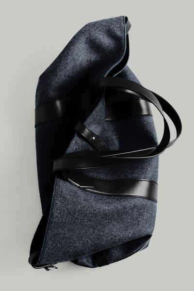 COS ウール素材のウィークエンダートートバッグ