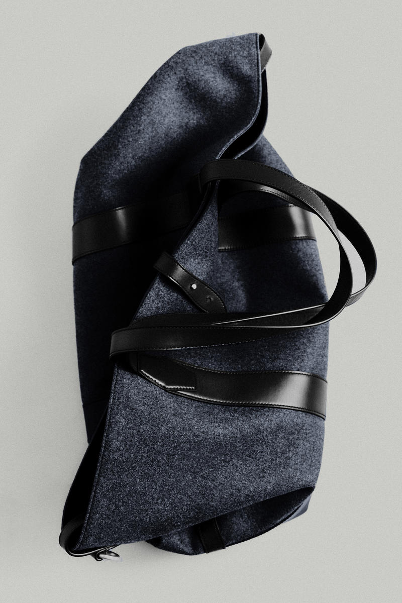 COS ウール素材のウィークエンダートートバッグ