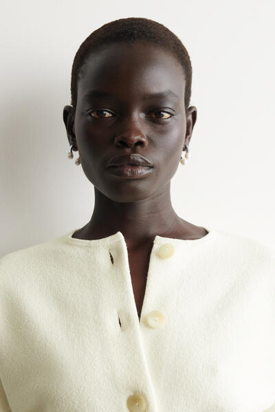 COS アーチ型淡水パールイヤリング