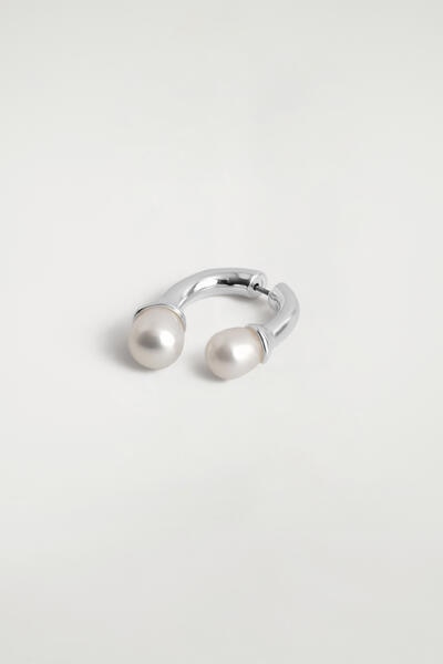 COS アーチ型淡水パールイヤリング