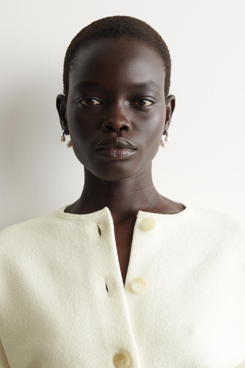 COS アーチ型淡水パールイヤリング