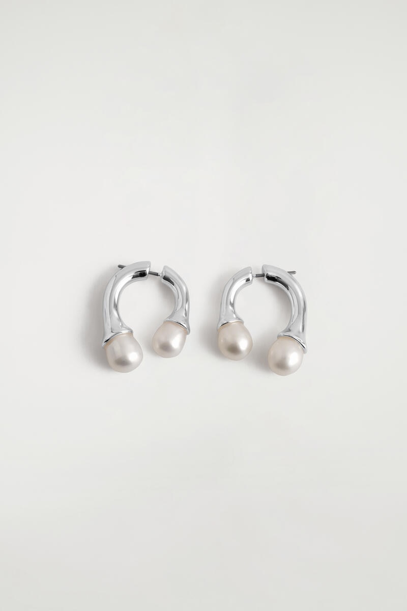 COS アーチ型淡水パールイヤリング