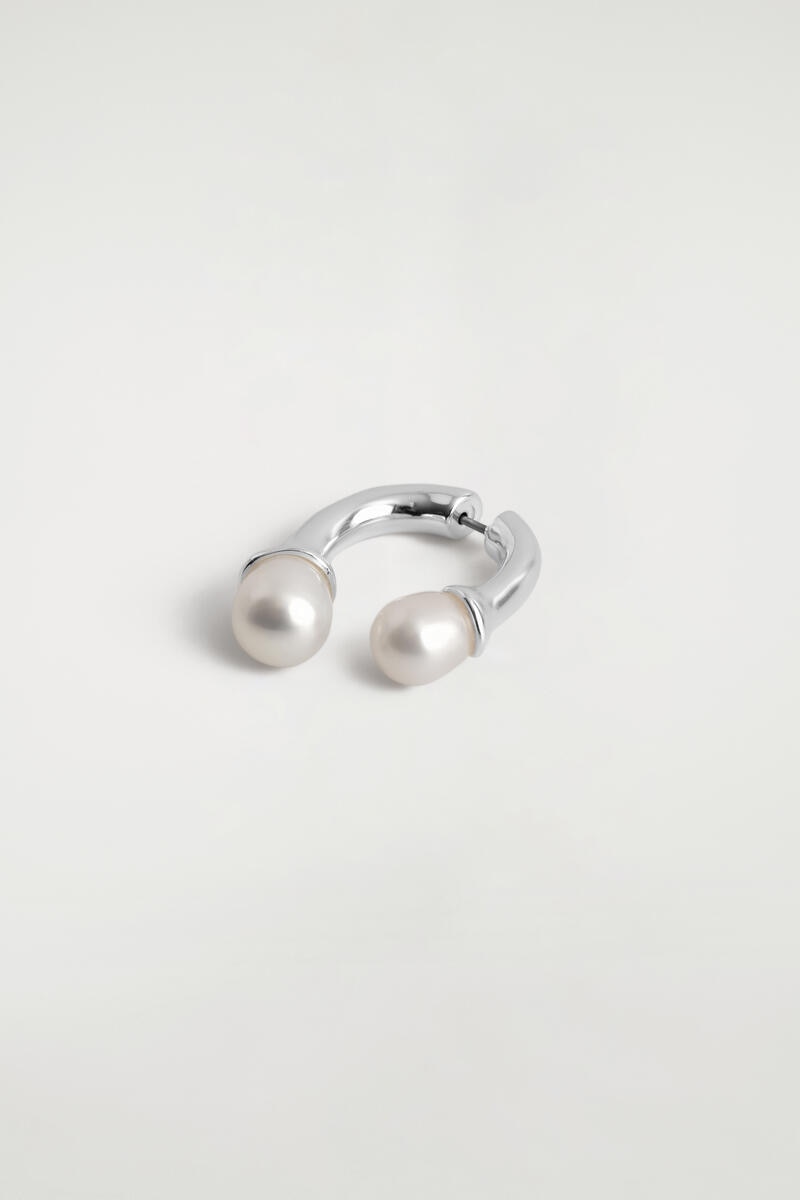 COS アーチ型淡水パールイヤリング