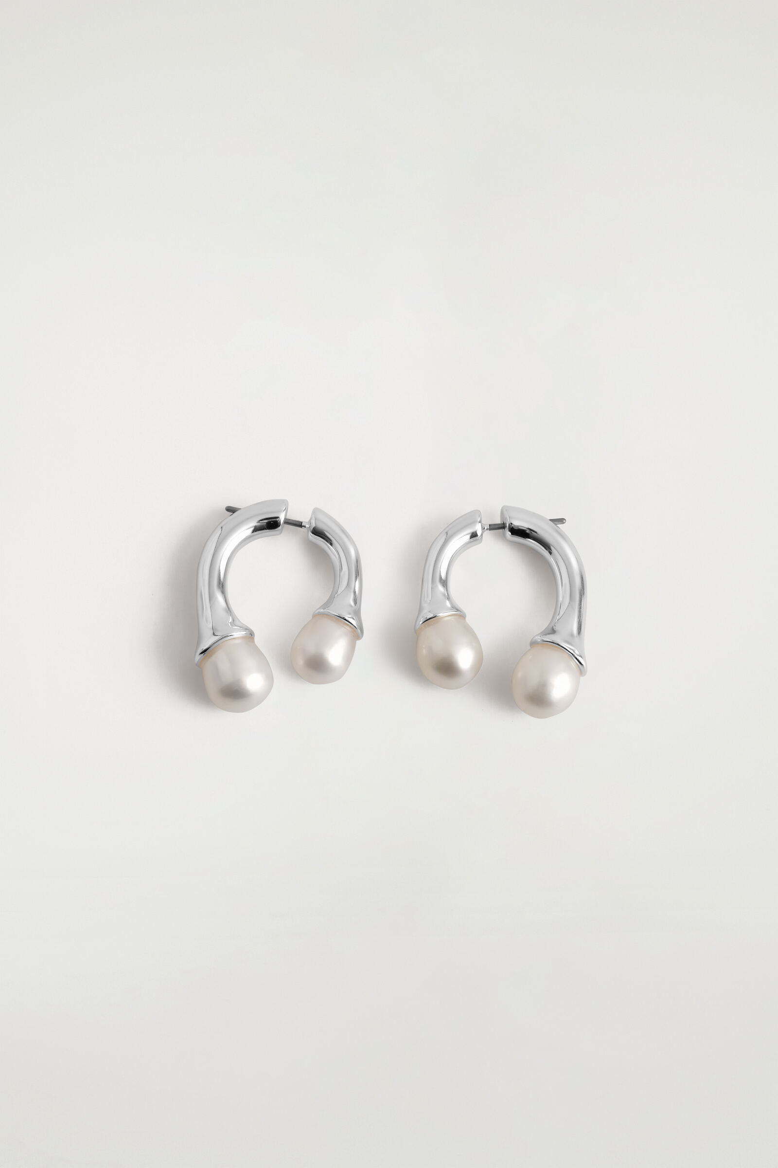 ARCHED FRESHWATER PEARL EARRINGS アーチ型淡水パールピアス シルバー 