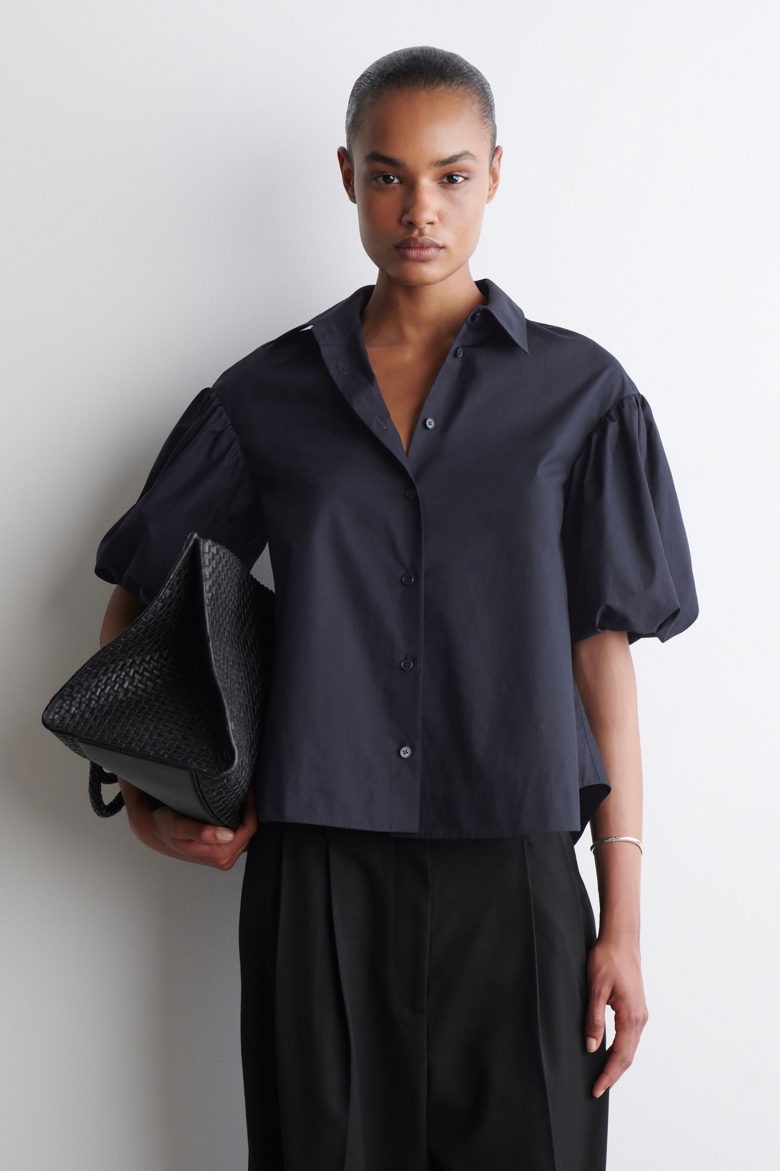 PUFF-SLEEVE COTTON SHIRT パフスリーブコットンシャツ ネイビー｜COS